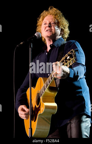 Praga, Repubblica Ceca. 26 ott 2015. Cantante britannico Mick Hucknall dei Simply Red esegue a Praga Repubblica Ceca, 26 ottobre 2015. Credito: Michal Kamaryt/CTK foto/Alamy Live News Foto Stock