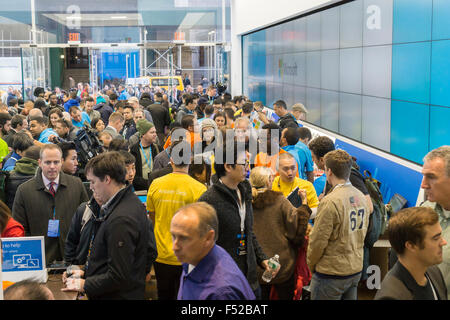 New York, Stati Uniti d'America. 26 ottobre, 2015. Gli amanti dello shopping si affollano i Microsoft flagship store sulla Fifth Avenue a New York in occasione della sua inaugurazione, lunedì 26 ottobre, 2015. Visitatori superficie sfogliata portatili, Xboxes e altri prodotti di Microsoft e di altri produttori. Questo è il 113Microsoft Store , è il più grande a 22.000 piedi quadrati e solo uno dei due che non è situato in un centro commerciale. Credito: Richard Levine/Alamy Live News Foto Stock