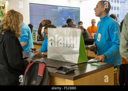 New York, Stati Uniti d'America. 26 ottobre, 2015. Gli amanti dello shopping si affollano i Microsoft flagship store sulla Fifth Avenue a New York in occasione della sua inaugurazione, lunedì 26 ottobre, 2015. Visitatori superficie sfogliata portatili, Xboxes e altri prodotti di Microsoft e di altri produttori. Questo è il 113Microsoft Store , è il più grande a 22.000 piedi quadrati e solo uno dei due che non è situato in un centro commerciale. Credito: Richard Levine/Alamy Live News Foto Stock