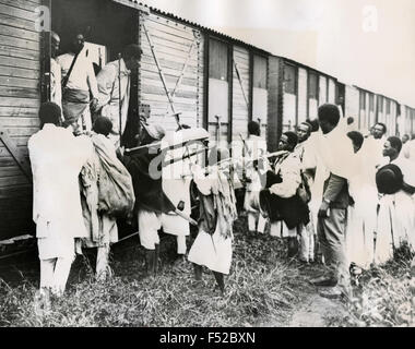 Soldati etiopici in partenza in treno a trattare con l'invasione italiana , Etiopia Foto Stock