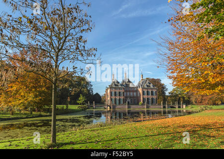 I colori dell'autunno al castello di Duivenvoorde, Voorschoten, South Holland, Paesi Bassi. Costruire nel 1631 e con l'inglese landscape park. Foto Stock