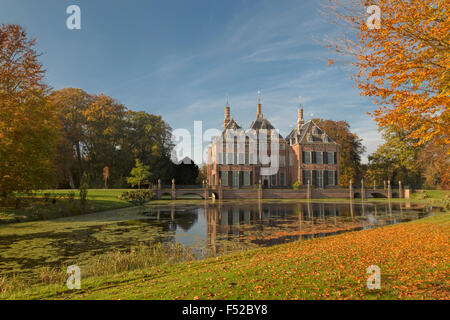 Autunno splendore al castello di Duivenvoorde, Voorschoten, South Holland, Paesi Bassi. Impostare in un paesaggio inglese park. Foto Stock
