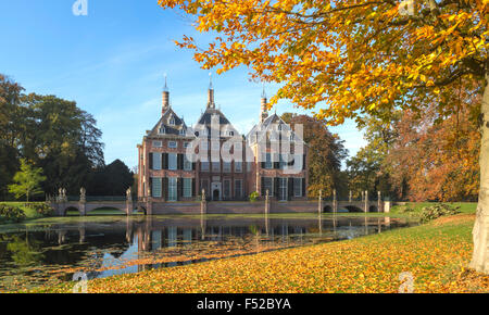 Autunno splendore al castello di Duivenvoorde, Voorschoten, South Holland, Paesi Bassi. Costruire in 163 con l'inglese landscape park. Foto Stock