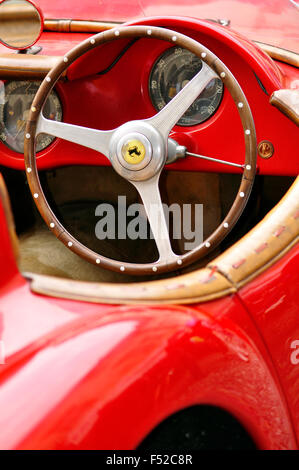 Chiudere fino al volante della Ferrari auto antiquariato Foto Stock