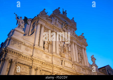 La facciata della chiesa di Santa Maria del Giglio o Santa Maria Zobenigo di notte al crepuscolo crepuscolo Venezia Veneto Italia Foto Stock