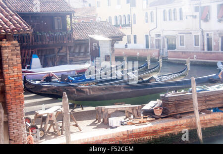 Squero di San Trovaso gondola cantiere di riparazione sestier di Dorsoduro Venezia Veneto Italia Foto Stock