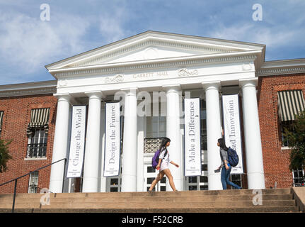 Studenti di sesso femminile a piedi passato Garret Hall dell'università di Virginia, Charlottesville, Virginia, Stati Uniti d'America Foto Stock