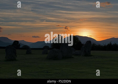 Tramonto a Castlerigg Stone Circle Near Keswick, Lake District, Cumbria, Regno Unito, GB Foto Stock
