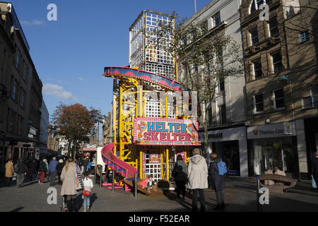 Funfair Helter Skelter su Fargate nel centro di Sheffield, Inghilterra, Regno Unito Foto Stock