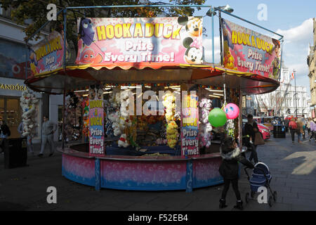 Funfair su Fargate nel centro di Sheffield in Inghilterra Foto Stock