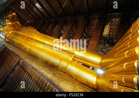 Reclinazione gigantesca statua del Buddha al Wat Pho (Wat Phra Chetuphon), Bangkok, Thailandia Foto Stock