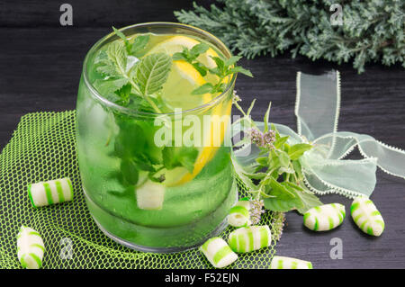 In casa cocktail mojito in una storta di vetro con confettini menta Foto Stock