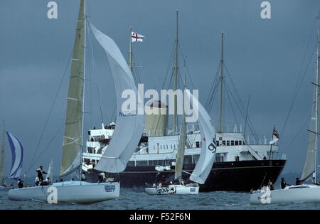 AJAXNETPHOTO. 1995 - COWES, Inghilterra. - ROYAL YACHT ARRIVA - HMRY BRITANNIA sotto modo OFF COWES passa attraverso l'ADMIRAL'S CUP YACHT RACING flotta. Foto:JONATHAN EASTLAND/AJAX REF:21207 2 76 Foto Stock