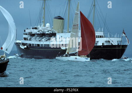 AJAXNETPHOTO. 1995 - COWES, Inghilterra. - ROYAL YACHT ARRIVA - HMRY BRITANNIA sotto modo OFF COWES passa attraverso l'ADMIRAL'S CUP YACHT RACING flotta. Foto:JONATHAN EASTLAND/AJAX REF:21501 2 11 Foto Stock