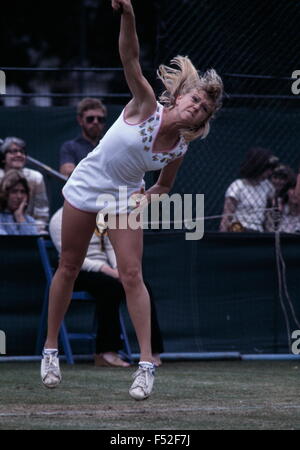 AJAXNETPHOTO. 17Giugno, 1979. CHICHESTER, Inghilterra. - AIRBORNE! - Inglese tennista Sue Barker martelli la palla durante i tappeti CROSSELY torneo. Foto:JONATHAN EASTLAND/AJAX REF:906262 Foto Stock