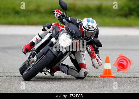 Motociclo, MV Agusta Brutale 675 tripistoni, Proving Ground, curva intorno a tralicci, Foto Stock