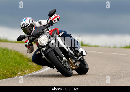 Motociclo, MV Agusta Brutale 675 trepistoni, Anno di costruzione nel 2012, curva foto, strada di campagna, Foto Stock