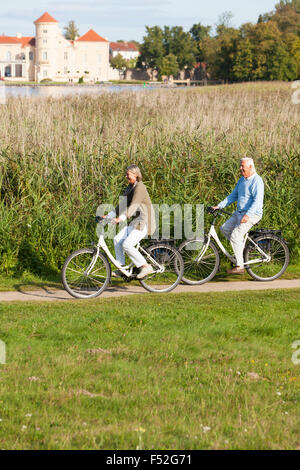 Coppia di anziani, escursione in bicicletta, Foto Stock