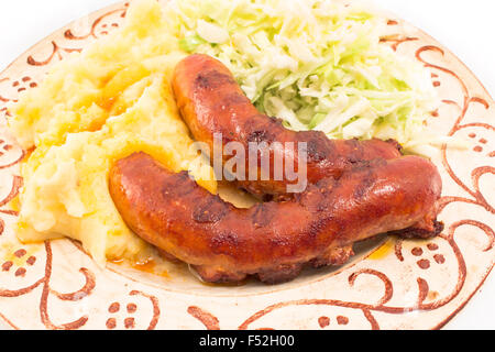 Salsicce con purè di patate e insalata di cavolo. Foto Stock