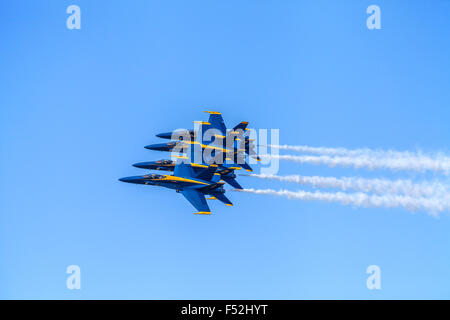 Blue Angels F/A-18 Hornet velivoli di eseguire la formazione di volo, San Francisco, California, Stati Uniti d'America Foto Stock