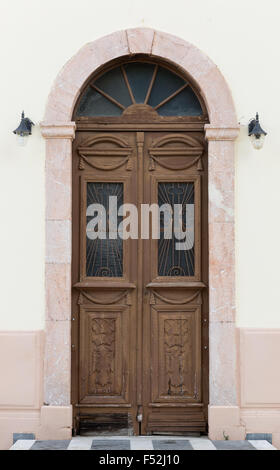 Porte in legno sulla Chiesa della presentazione di Cristo nel villaggio greco di Lefkakia, Grecia Foto Stock