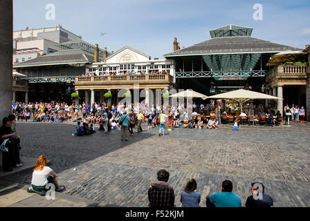 Artisti di strada nella parte anteriore del Covent Garden di Londra, Inghilterra, Regno Unito Foto Stock