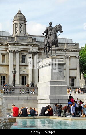 Statua di Re Giorgio IV in Trafalgar Square con la National Gallery di ritorno a Londra, UK, Regno Unito Foto Stock