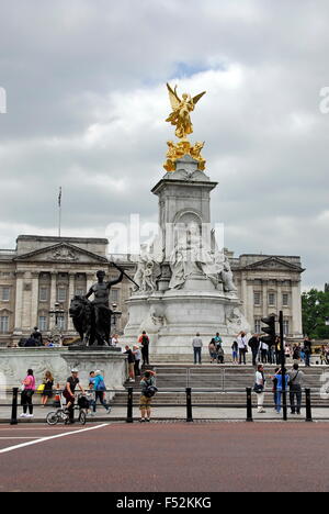 Statua della regina Victoria di fronte a Buckingham Palace a Londra, Inghilterra, Regno Unito Foto Stock