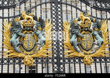 La Windsor famiglia cresta e stemma sui cancelli a Buckingham Palace a Londra, Inghilterra, Regno Unito Foto Stock