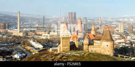 Castello Hunyad è creduto per essere il luogo dove Vlad III di Valacchia comunemente noto come Dracula è stato tenuto prigioniero Foto Stock
