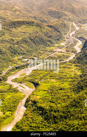 Foto aerea di Pastaza fiume esce dalla montagna Ande nella provincia di Tungurahua Ecuador Foto Stock