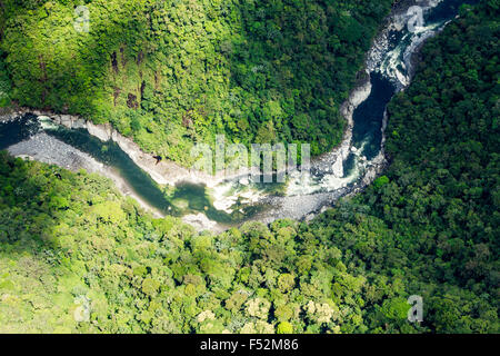 Verde chiaro acqua del fiume Pastaza nelle Ande ecuadoriane Riprese aeree Foto Stock