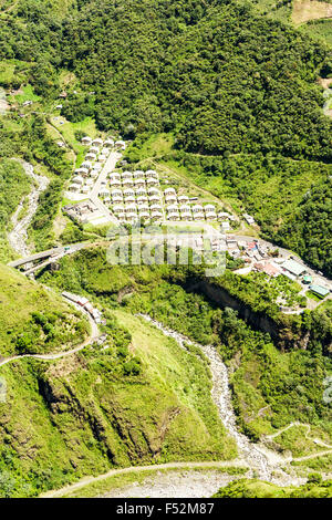 Riprese aeree di un piccolo villaggio costruito dal governo per le popolazioni colpite dal vulcano Tungurahua eruzione in Ecuador Foto Stock