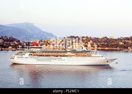 Vista panoramica della baia di francese le luci del tramonto medio teleobiettivo Foto Stock