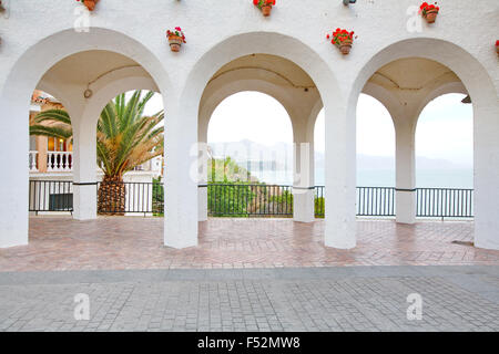 Bella caratteristica architetturale in Nerja spagna noto anche come balcone de Europa Foto Stock