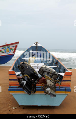 Barca da pesca con 2 motori Foto Stock
