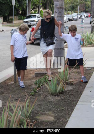 Sharon Stone con i suoi figli a Beverley Hills attraversa la strada e si diverte a scavalcare un cactus con: Sharon Stone, Quinn Kelly Pietra, Laird Vonne Stone dove: Los Angeles, California, Stati Uniti quando: 25 Ago 2015 Foto Stock