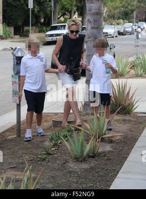 Sharon Stone con i suoi figli a Beverley Hills attraversa la strada e si diverte a scavalcare un cactus con: Sharon Stone, Quinn Kelly Pietra, Laird Vonne Stone dove: Los Angeles, California, Stati Uniti quando: 25 Ago 2015 Foto Stock