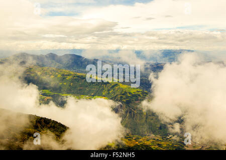 Provincia di Tungurahua in Ecuador vista dalla cima del vulcano in un giorno nuvoloso Foto Stock