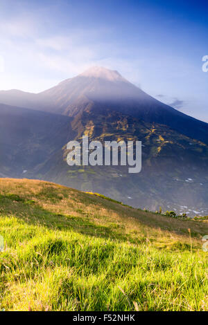 Tungurahua è un attivo stratovulcano situato nella Cordillera centro dell Ecuador il vulcano dà il suo nome alla Provincia del Tungurahua Foto Stock