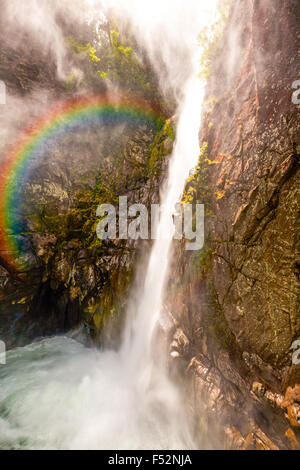 Rainbow su Pailon Del Diablo cascata in Ecuador Foto Stock