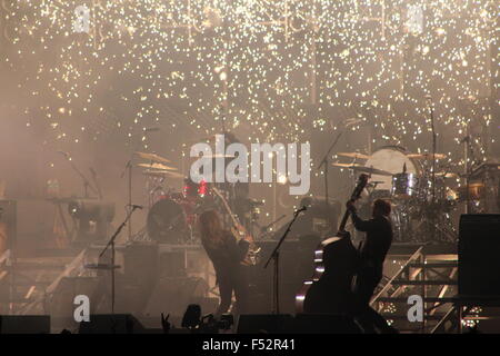 Mumford e figli venuti a Coney Island per il concerto estivo divertimento Foto Stock