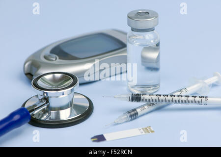 Siringhe da insulina, la striscia di prova, uno stetoscopio flaconcino Insulina e il glucometro. Foto Stock