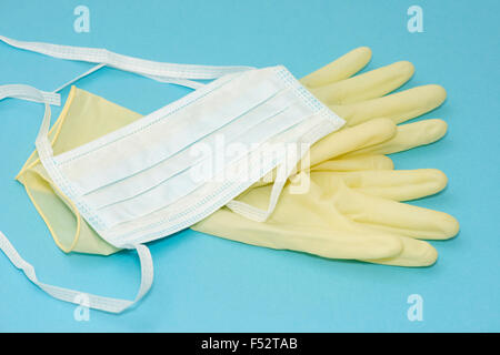 Maschera e guanti per la prevenzione della trasmissione di malattie. Foto Stock