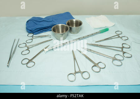 Il trequarti catetere utilizzato per thoracostomy sul tavolo sterile prima dell'intervento chirurgico. Foto Stock