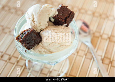 Piatto di gelato alla cannella con pezzi di cioccolato brownie Foto Stock