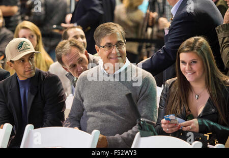 Lexington, Kentucky, Stati Uniti d'America. 26 ott 2015. Ottobre 26, 2015 : Jockey Victor Espinoza e il Trainer Giovanni Sadler, al centro e a sinistra, attendere l'inizio della Breeders' Cup Posizione Post disegnare al Keeneland Sales Pavilion di Lexington, Kentucky. Scott Serio/ESW/CSM/Alamy Live News Foto Stock