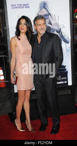 Los Angeles, CA, Stati Uniti d'America. 26 ott 2015. Amal Alamuddin, George Clooney presso gli arrivi per il nostro marchio è la crisi Premiere, Cinese TCL 6 teatri (in precedenza Grauman's), Los Angeles, CA 26 ottobre 2015. Credito: Elizabeth Goodenough/Everett raccolta/Alamy Live News Foto Stock