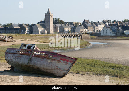 Vista di Portbail in Francia Normandia in tidal con barche Foto Stock