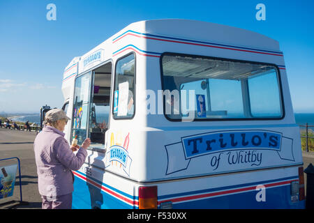 Donna anziana acquistare un 99 Gelato presso Saltburn dal mare, North Yorkshire, Inghilterra. Regno Unito Foto Stock